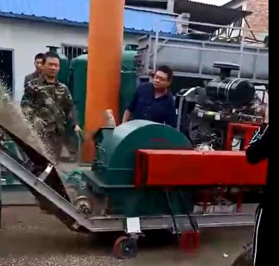 客戶來廠參觀考察木材粉碎機(jī)